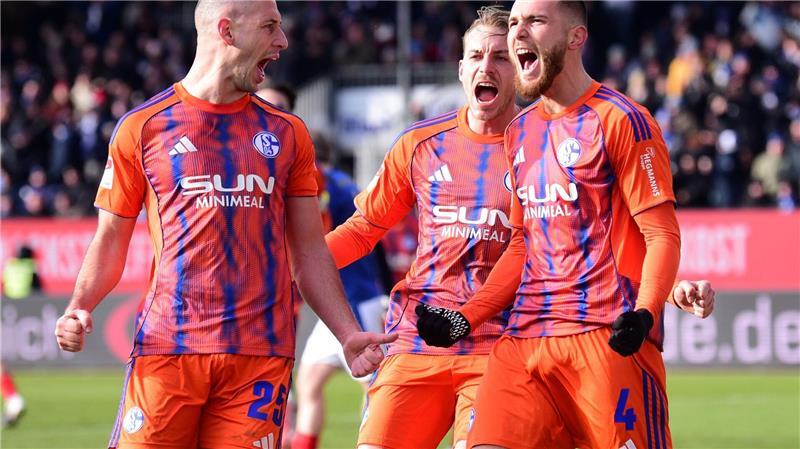 Schalker Jubel über die Tabellenführung. 