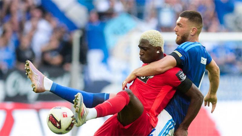 Schalker und Elversberger lieferten sich viele enge Duelle.