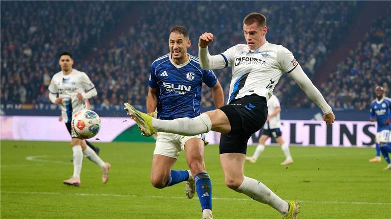 Schalker und Paderborner lieferten sich enge Duelle.