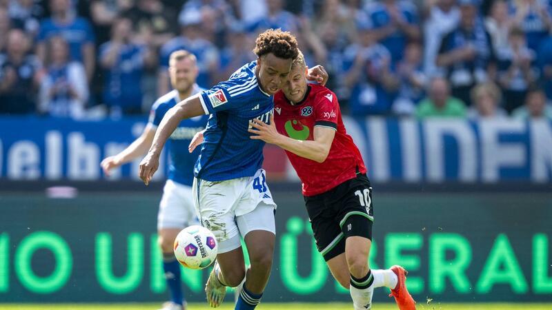 1:1 gegen Schalke: Dämpfer für Aufstiegskandidat Hannover Schalkes Assan Ouedraogo (l.) und Hannovers Sebastian Ernst kämpfen um den Ball.