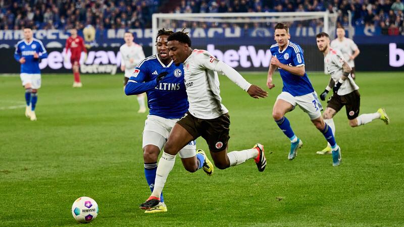 Nächster Ausfall beim FC St. Pauli Schalkes Brandon Soppy (r) und Oladapo Afolayan (2.v.r) von St. Pauli in Aktion. Afolayan verletzte sich in diesem Spiel am Sprunggelenk.