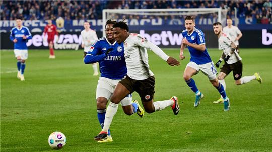 Schalkes Brandon Soppy (r) und Oladapo Afolayan (2.v.r) von St. Pauli in Aktion. Afolayan verletzte sich in diesem Spiel am Sprunggelenk.