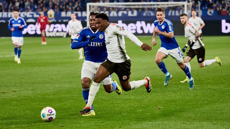 St. Pauli chancenlos auf Schalke - Zweite Saisonniederlage Schalkes Brandon Soppy und Oladapo Afolayan von St. Pauli in Aktion.