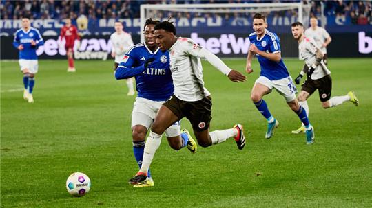 Schalkes Brandon Soppy und Oladapo Afolayan von St. Pauli in Aktion.