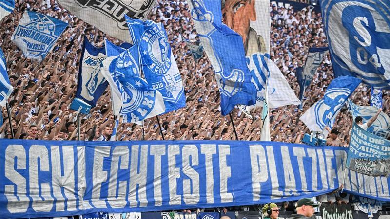 Schalkes Aufsichtsratsboss in Rage: „Kriege das Kotzen“ Schalkes Fans machten ihrem Unmut am Sonntag Mut.