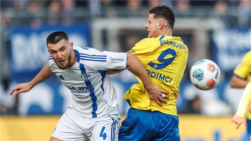 Schalkes Hasan Kurucay (l) im Zweikampf mit dem Braunschweiger Erencan Yardimci.