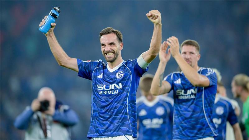 Traumstart für Schalker Neuzugang Porath Schalkes Kapitän Kenan Karaman bejubelt den Sieg.