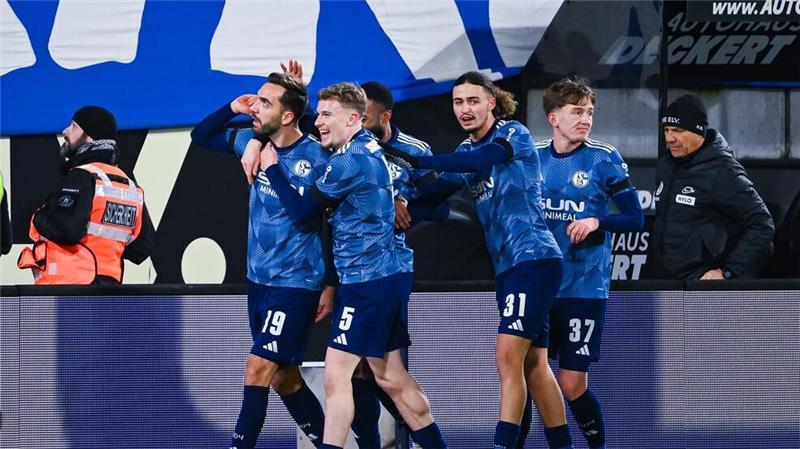 Schalkes Kenan Karaman bejubelt sein Tor zum 1:0.