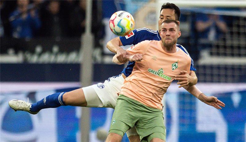 Saison-Aus für Bremens Abwehrspieler Agu Schalkes Maya Yoshida (hinten) und Marvin Ducksch von Bremen in Aktion. Foto: Bernd Thissen/dpa