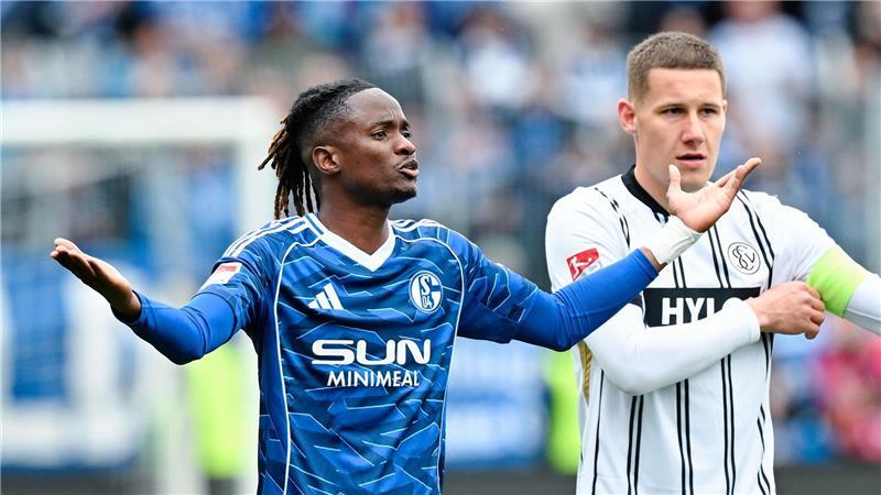 Schalkes Moussa Ndiaye (l) reagiert fassungslos auf seinen Platzverweis. 
