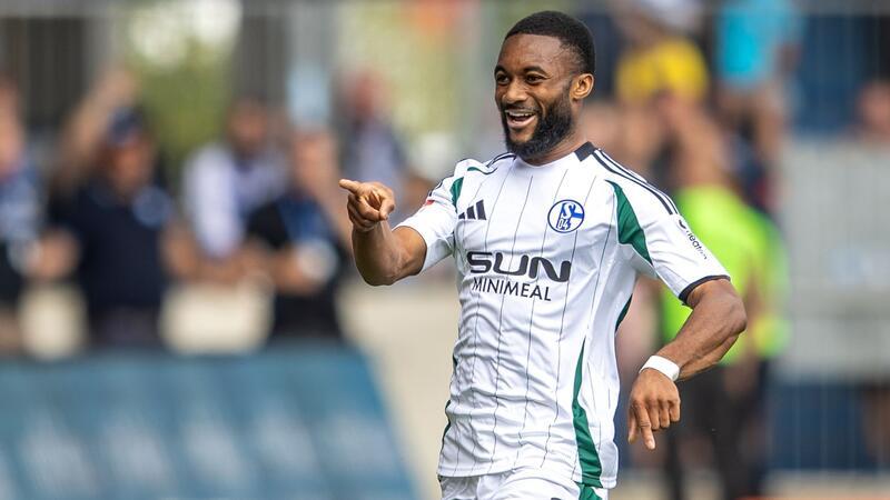 Karaman sichert Schalke Punkt in Magdeburg Schalkes Moussa Sylla bejubelt sein Führungstor in Magdeburg.