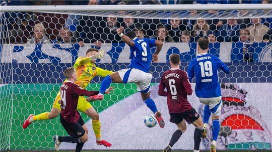 Schalkes Moussa Sylla erzielt das Tor zum 3:1.