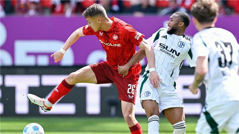 FCK-Coach Lieberknecht feiert Traum-Debüt gegen Schalke Schalkes Moussa Sylla (r) gelang gegen den 1. FC Kaiserslautern der zwischenzeitliche Ausgleich.