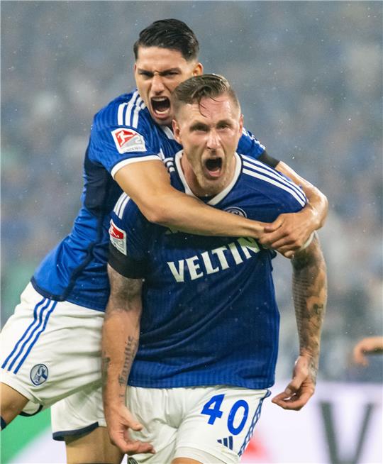 Schalkes Sebastian Polter (rechts) jubelt mit Yusuf Kabadayi über seinen Treffer. Foto: dpa