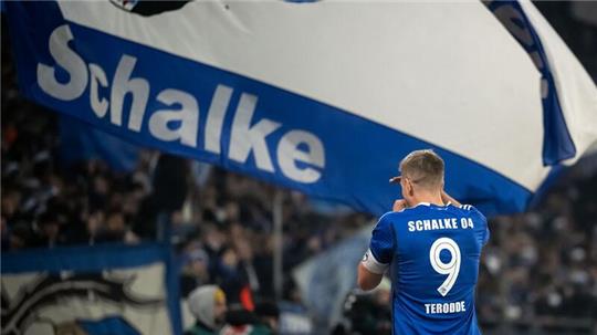 Schalkes Simon Terodde jubelt über sein Tor zum 3:0.