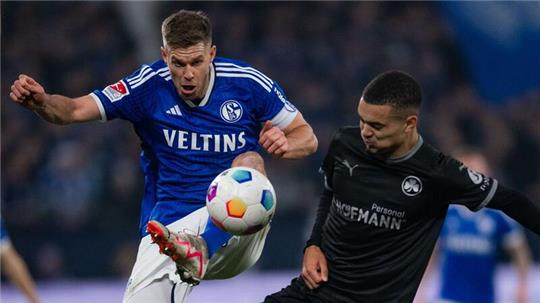 Schalkes Simon Terodde (l) und Greuter Fürths Maximilian Dietz kämpfen um den Ball.