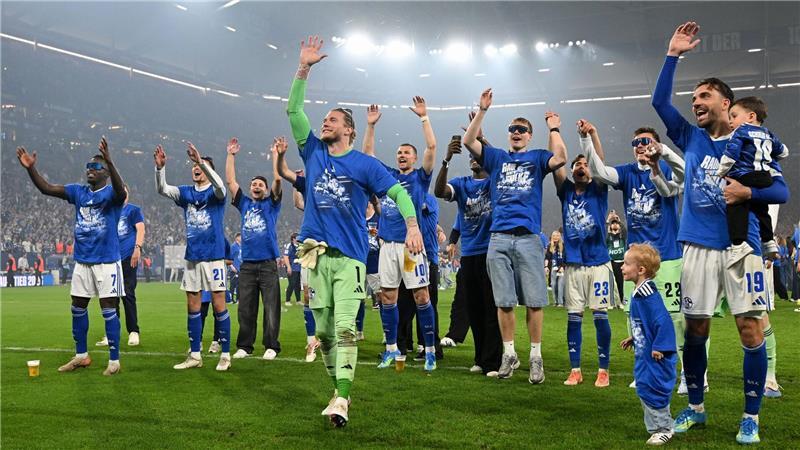 Schalkes Spieler feierte ausgelassen den Aufstieg auf dem Rasen mit den Fans auf den Tribünen.