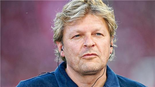 Schalkes Sportdirektor Youri Mulder freut sich über noch einen weiteren Neuzugang für den Angriff.