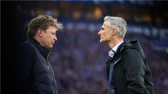 Schalkes Sportdirektor Youri Mulder (l) mit dem künftigen Ex-Trainer Kees van Wonderen.