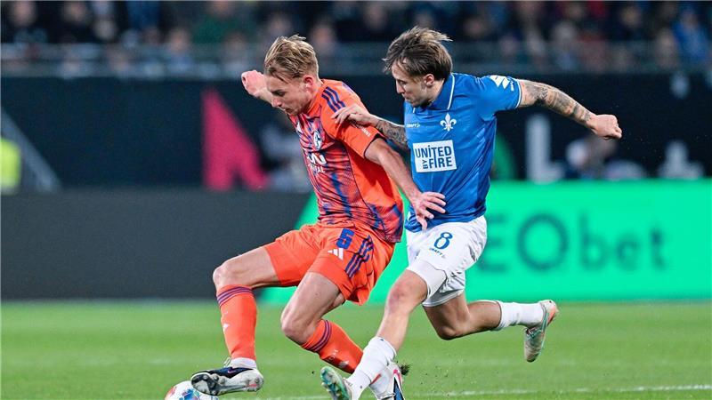 Schalkes Timo Becker (l.) im Duell mit Darmstadts Luca Marseiler.