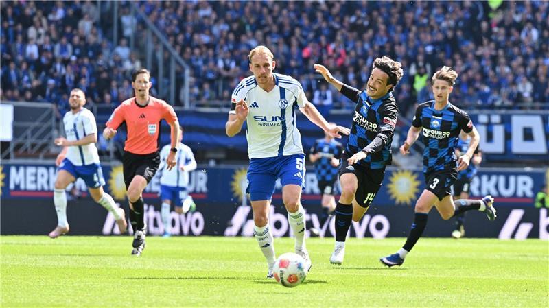 Schalkes Timo Becker spielt gegen Paderborns Mika Baur. 