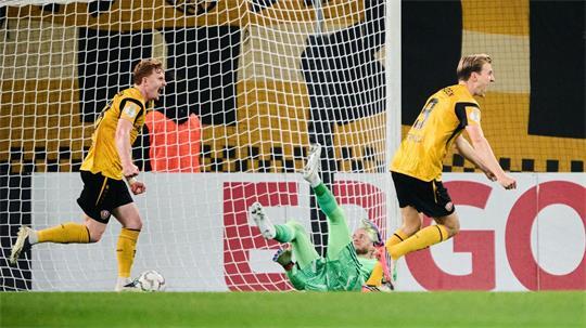 Schalkes Torwart Loris Karius (M) kann die 1:0-Führung von Dynamo Dresden nicht verhindern. 