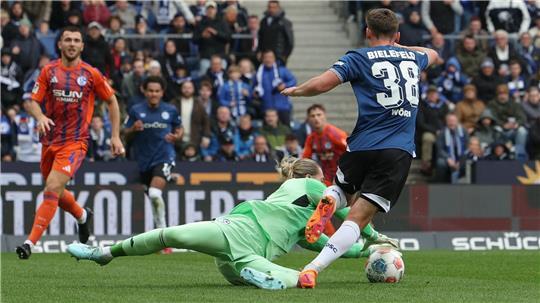 Schalkes Torwart Loris Karius rettet einen Schuss von Bielefelds Marius Wörl. 