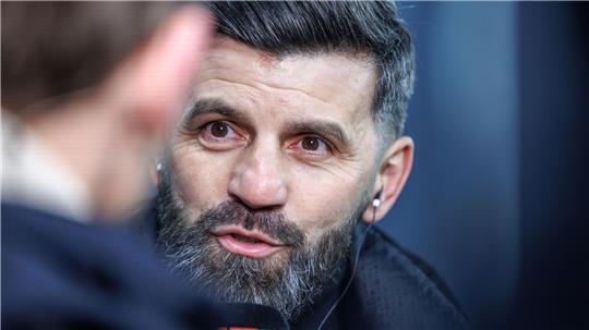 Schalkes Trainer Muslic hat mit Charme auf Transfergerüchte um Edin Dzeko reagiert. 