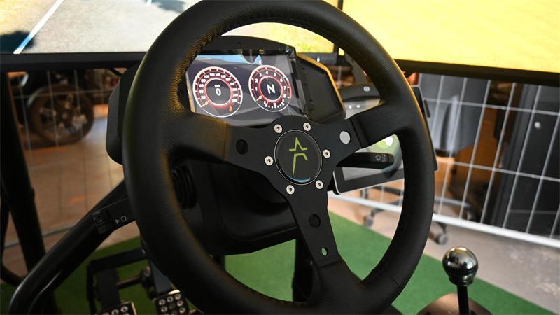 Kollisionen und ein zerstörtes Auto: Ein Selbstversuch im Fahrsimulator Schalten, kuppeln, lenken: Alles wie im echten Auto, nur dass ich mich bei meiner Fahrt keinen Zentimeter fortbewege.