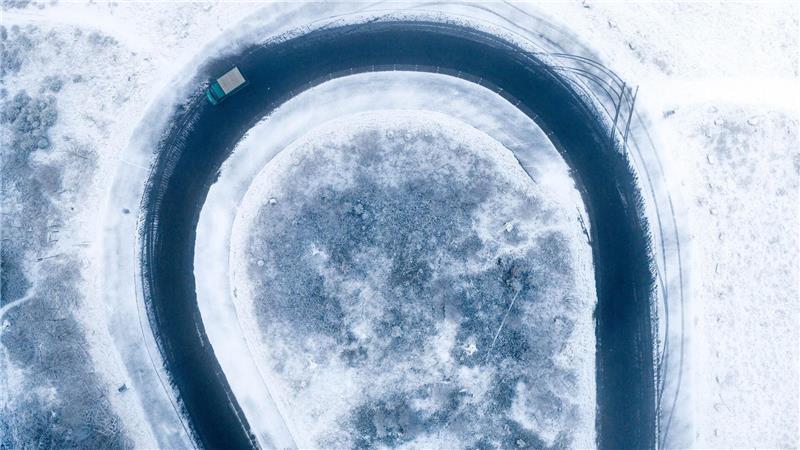 Scharfe Schnee-Kurve