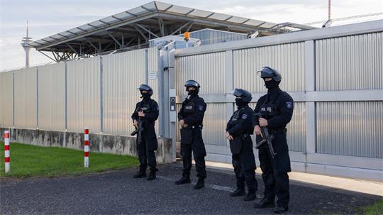 Scharfe Sicherheitsvorkehrungen am Prozessgebäude.
