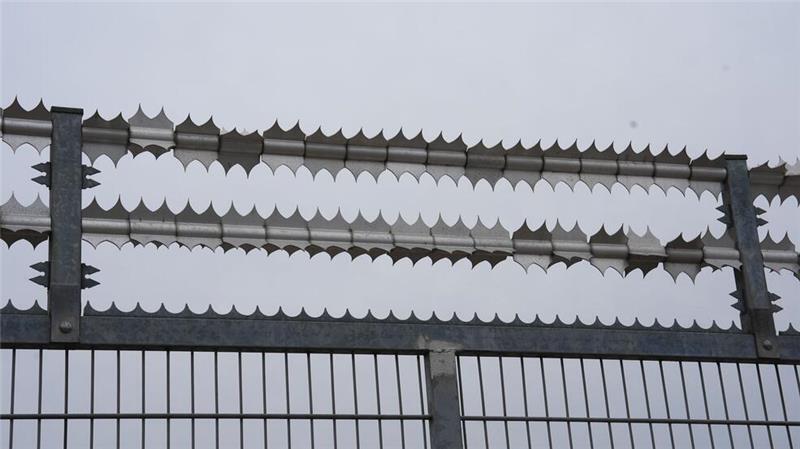 Scharfe Zacken sind am Sicherheitstor am Geschäftsfliegerzentrum am Flughafen Hamburg Airport zu sehen.