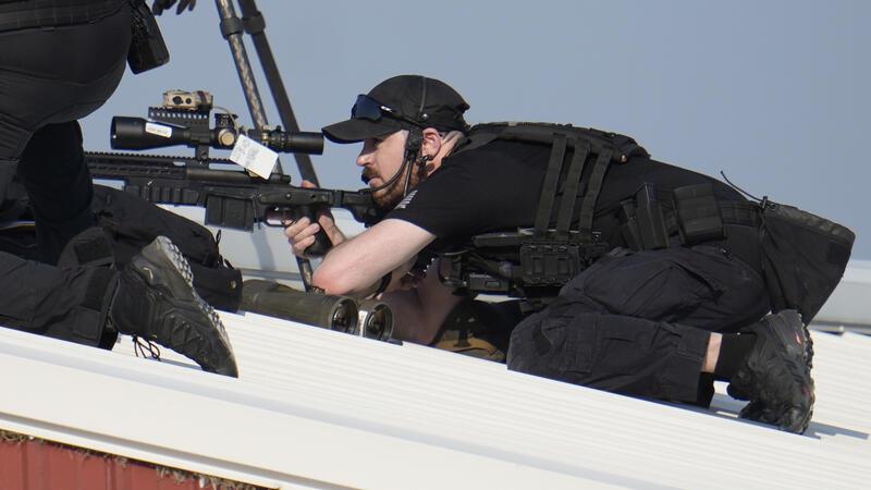 Scharfschützen der Polizei erwidern das Feuer, nachdem Schüsse abgefeuert wurden, während der republikanische Präsidentschaftsbewerber und ehemalige US-Präsident Donald Trump bei einer Wahlkampfveranstaltung in Butler sprach.
