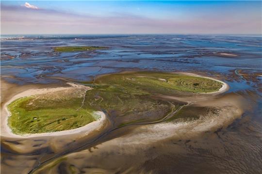 Scharhörn (links) und Nigehörn in der Elbmündung grenzen an das sensible Weltnaturerbe Wattenmeer. Foto: Nationalpark Hamburgisches Wattenmeer