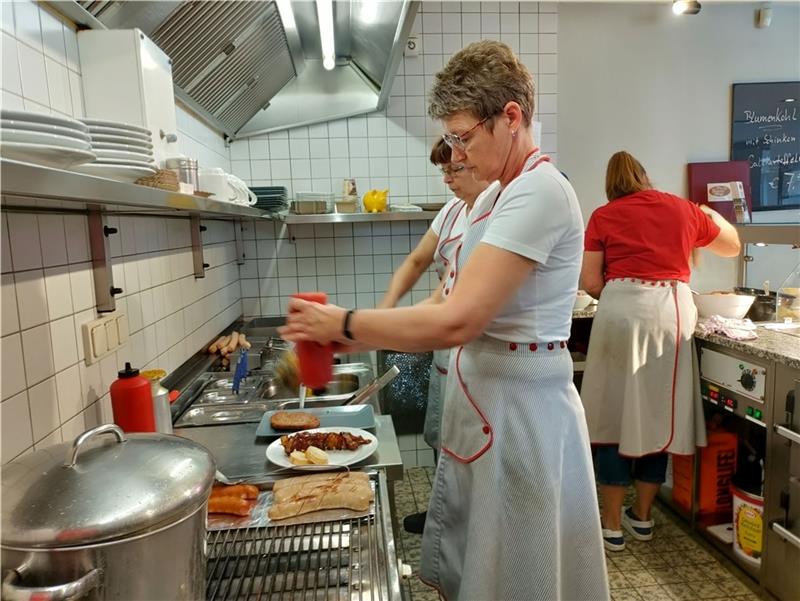 Schaschlik, Schnitzel und Pommes bereiten Heidi Mühlenbruch (vorn) und Anke Lünsmann hinterm Tresen zu. Fotos: Lohmann