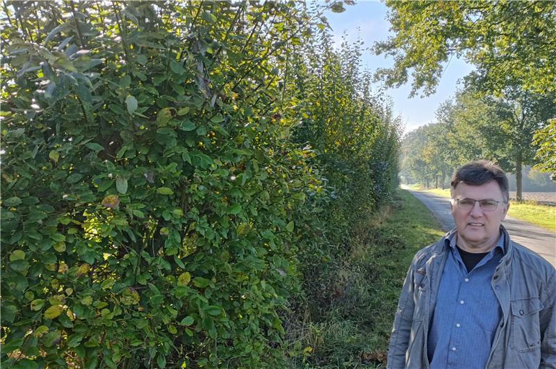 Wenn ein Ehrenamtler sein Ehrenamt nicht ausüben kann Schaubeauftragter Ernst-Wilhelm Cordes steht neben dem zugewachsenen Johann-Burfeindt-Gedächtnisgraben. Im Hintergrund gut sichtbar: der Anstieg der Straße.