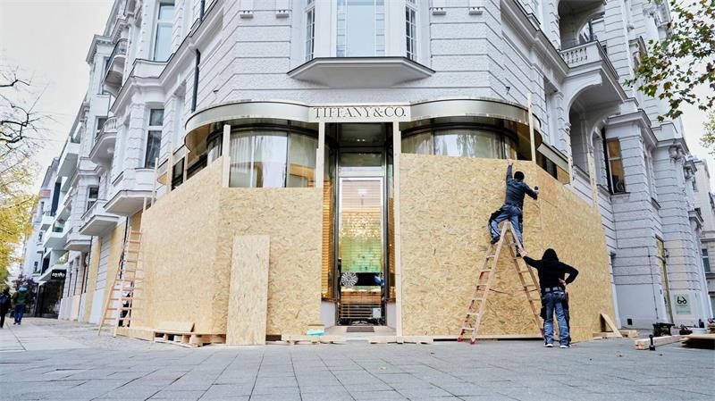Schaufenster von Geschäften auf dem Kurfürstendamm werden aus Sorge über mögliche Ausschreitungen der „Gen-Z regelt“-Proteste am Wochenende mit Brettern geschützt.