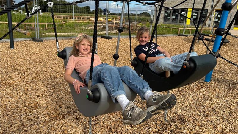 Schaukeln am Klettergerüst laden die Kinder auch zum Chillen ein.