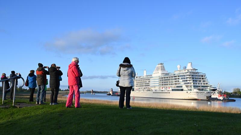 Neuer Kreuzfahrtriese „Silver Ray“ auf spektakulärer Überfahrt am Deich Schaulustige auf dem Deich.
