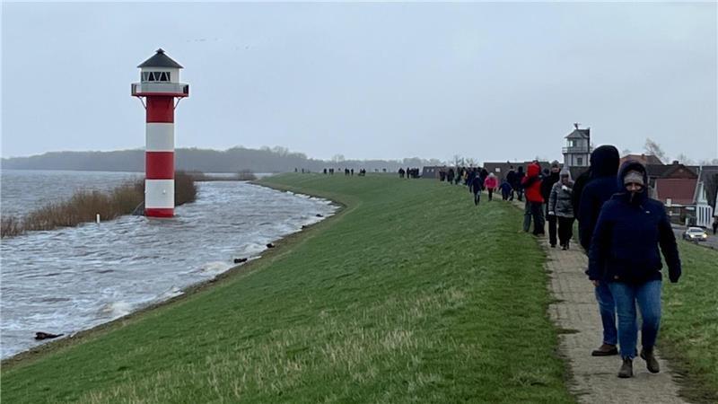 Kommt das Mega-Sperrwerk in der Elbmündung? Schaulustige unterwegs bei der Sturmflut im Januar 2022 in Jork-Wisch.