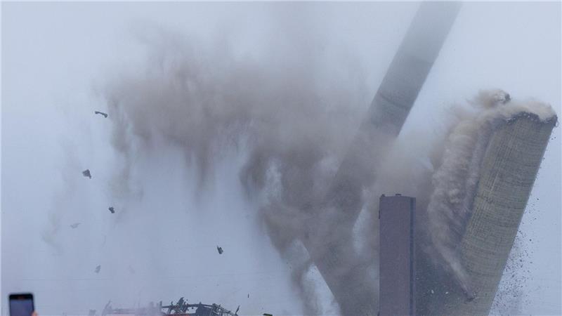 Gesprengt: Alter Schornstein in Westfalen ist Geschichte Schaulustige verfolgten das Spektakel.