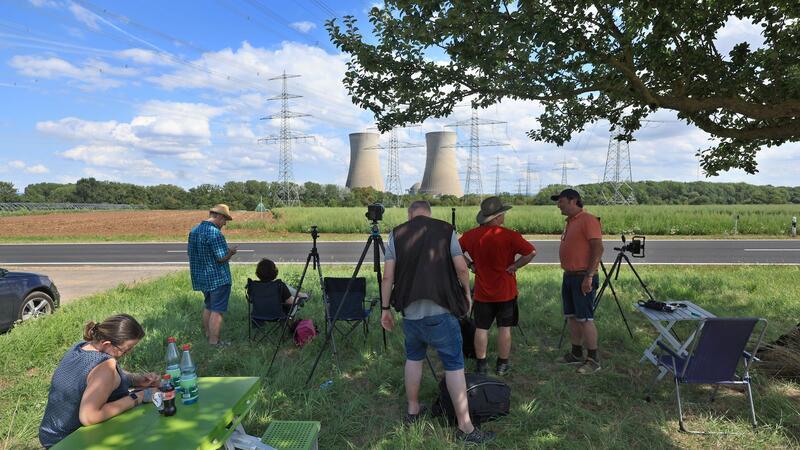 Symbole einer Hochrisikotechnologie nur noch ein Schuttberg Schaulustige warten auf die Sprengung der Kühltürme des stillgelegten Atomkraftwerks Grafenrheinfeld.