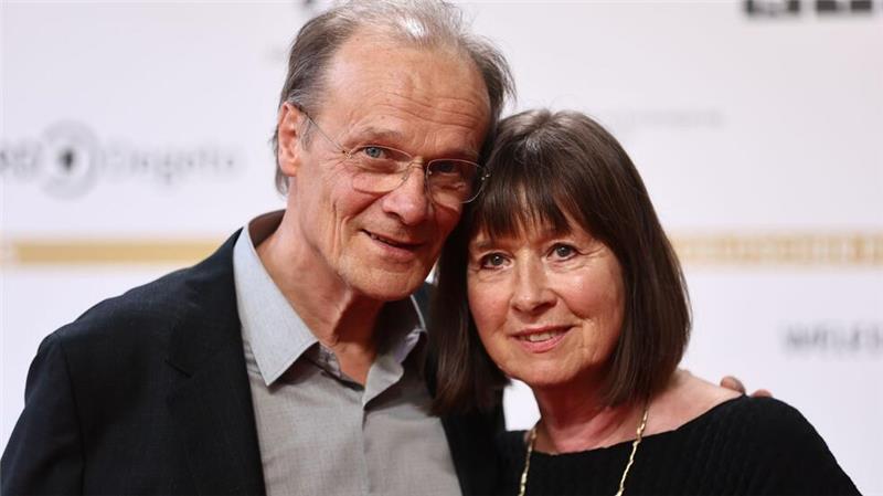 Selge: Gesellschaft muss psychisch labile Menschen begleiten Schaupieler Edgar Selge findet, dass die Gesellschaft psychisch labile Menschen begleiten muss.