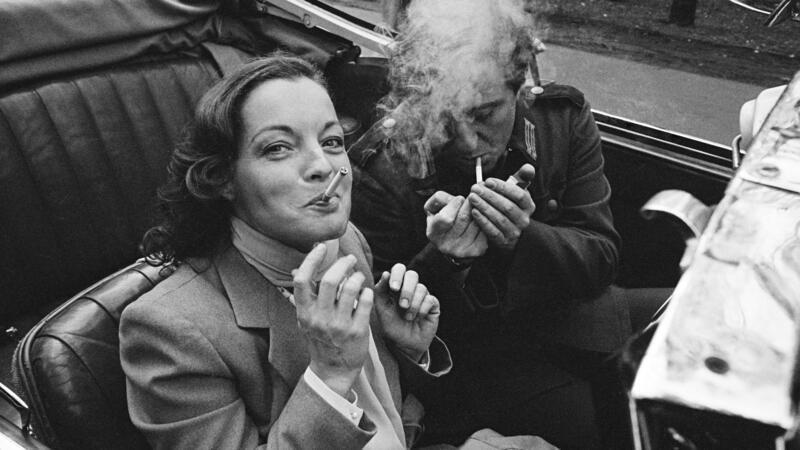 Schauspiel-Star Romy Schneider mit Vadim Glowna 1976 am Set zum Film „Gruppenbild mit Dame".