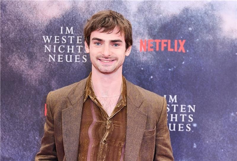 Schauspieler Aaron Hilmer spielte schon einen schüchternen Teenager und einen Republik-Flüchtling. Doch die bisher heftigste Rolle war die eines jungen Soldaten in „Im Westen nichts Neues“. Foto: Riedl/dpa