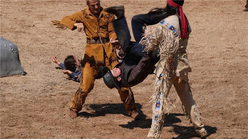 Kämpfe, Tanz und Explosionen: Das neue Stück am Kalkberg Schauspieler Alexander Klaws (r) als Winnetou und Schauspieler Bastian Semm (l) als Old Shatterhand, spielen eine Szene des Abenteuers „Im Tal des Todes“ im Freilichttheater am Kalkberg.