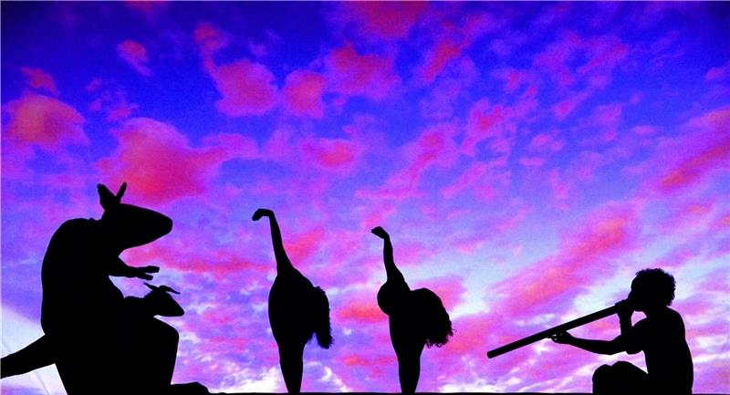 Schauspieler, Artisten, Tänzer und Kabarettisten zaubern in filigranen Bildern eine faszinierende Schattenwelt auf die Bühne. Foto: Manfred Linke