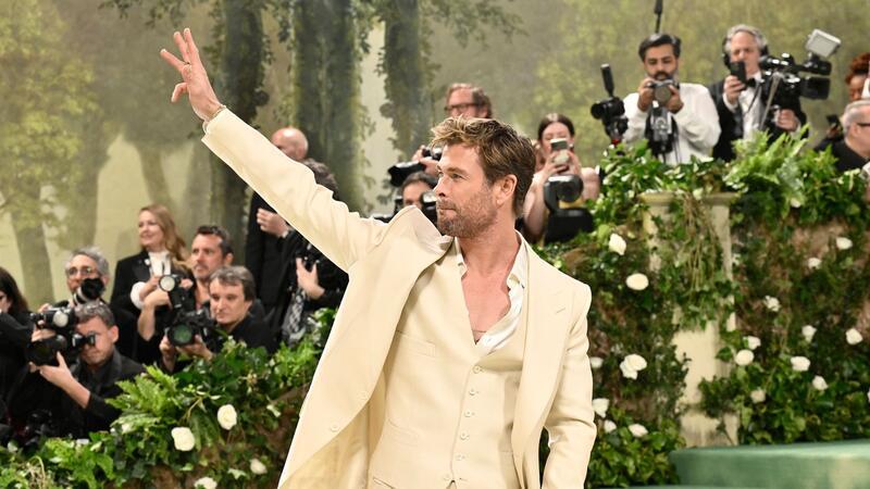 Schauspieler Chris Hemsworth stellt sich dem Blitzlichtgewitter.
