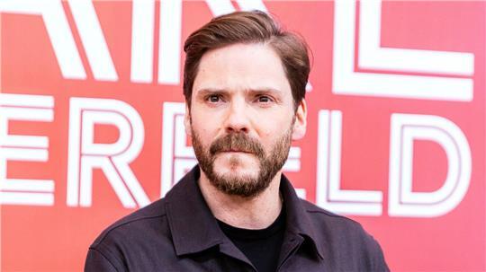 Schauspieler Daniel Brühl steht vor seinem nächsten Regieprojekt (Archivbild). 