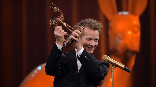 Schauspieler Felix Kammerer mit dem Bambi in der Kategorie „Schauspieler National“.